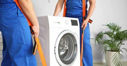 Umzugshelfer tragen Waschmaschine - sicherer Transport